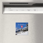 スイスのログキャビンに雪が降り積もる マグネット (インサイチュ (食洗機))
