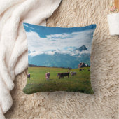 スイスの農場で幸せな牛 クッション (ブランケット)