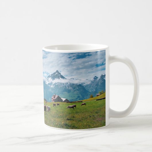 スイスの農場で幸せな牛 コーヒーマグカップ (右)