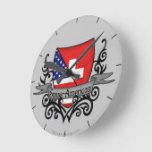 スイス人アメリカの盾の旗 ラウンド壁時計 (傾斜)