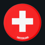 スイス国旗の赤十字 マグネット<br><div class="desc">スイス国旗の銘柄赤白十字の磁石とスイスの国旗赤と白が磁石の全体に印刷されている。碑白い色のスイスは旗のデザインに微妙に吹き込まれている。スイスの磁石スタイリッシュは、スイスの伝統の誇りを持った贈り物である。スイス国旗(ドイツ語：シュヴァイツェルファーネフランスの、ドレープ・ド・ラ・スイス；イタリアン：バンディエラ・スヴィツェラ；ロマンシュ：バンディエラ・ド・ラ・スヴィズラ)は赤い四角いフィールドの中央に白い十字を表示する。白い十字はスイスの十字架として知られている。両腕は等しく、幅に対する長さの比率は7:6である。2017年にフィールドに対するクロスの大きさは5:8と定められた。白い十字は13世紀後半から14世紀初頭に形成されて以来、旧スイス連邦のフィールド記号(戦闘員の衣服に取り付けられ、リネンのストリップの型枠の広調性の戦いの旗)として使用されてきた。その象徴主義は、1889年のスイス連邦評議会によって、「キリスト教の十字記号と旧連邦議会のフィールド記号を同じように」表していると表現された。国家的な看板として、1800年にニクラウス・フランツ・フォン・バハマン将軍によって10日に使用され、1841年から全軍連隊の連隊旗として使用された。1815年に復元されたコンフェデラシーのために連邦の紋章（エイドゲノッセシュ・ワッペン）が紋章の盾の中で白と赤のスイスの十字架として定義された。現在のデザインは1889年に正式に寸法が定められるまで5マスの十字と共に使用された。出典： Wikipedia,  https://en.wikipedia.org/wiki/Flag_of_Switzerland</div>