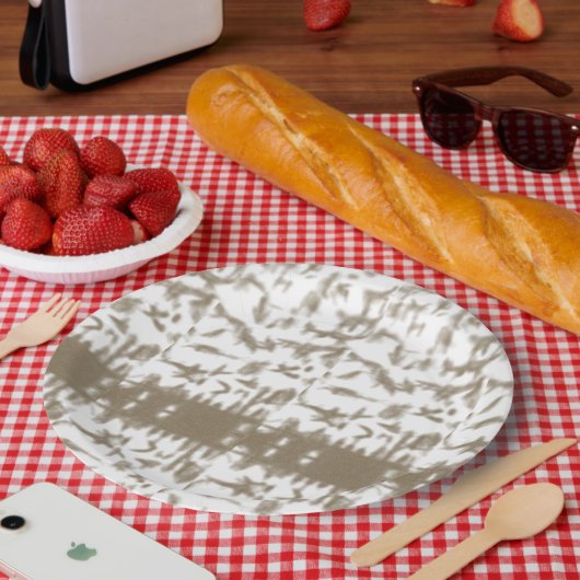 スイス赤と白国旗がブルーレイの下に揺れ澄んる ペーパープレート (ピクニック)