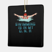 スイミングは私のDNAスイミングオーバーおもしろい泳ぐ人 セラミックオーナメント (左)