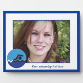 スイミングギフト、泳ぐ人、青い円のカスタム フォトプラーク (正面)