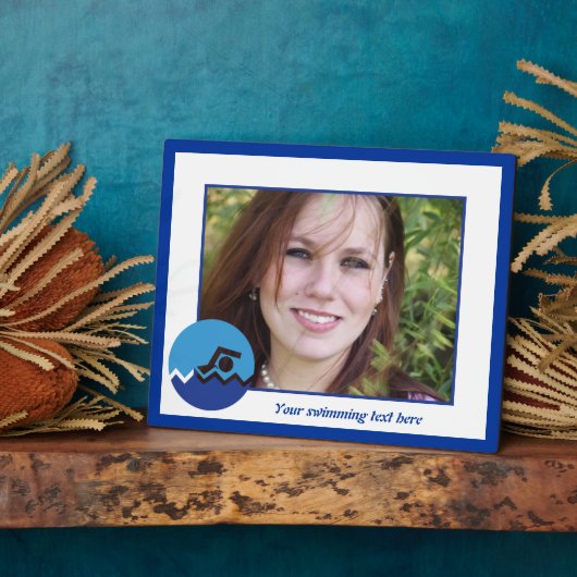 スイミングギフト、泳ぐ人、青い円のカスタム フォトプラーク (側面)