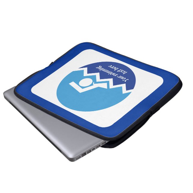 スイミングギフト、泳ぐ人、青い円のカスタム ラップトップスリーブ (正面下部)