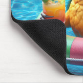 スイミングプールでオウムをする マウスパッド (コーナー)