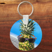 スイミングプールでサングラスをかけているパイナップル キーホルダー (正面)