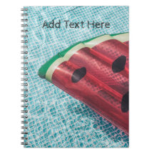 スイミングプールにスイカ浮き