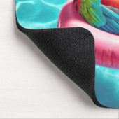 スイミングプールに浮かぶオウム マウスパッド (コーナー)