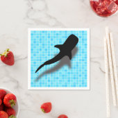 スイミングプールのシルエットホエールシャーク スタンダードカクテルナプキン (インサイチュ)