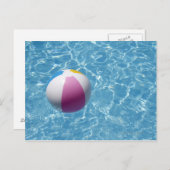 スイミングプールのビーチボール ポストカード (正面/裏面)