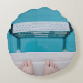 スイミングプールの梯子の上に立っている人 ラウンドクッション (裏面)