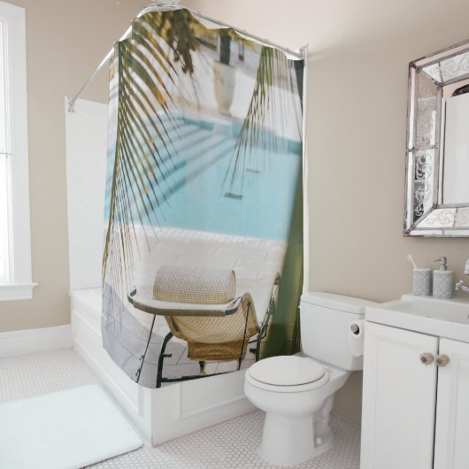 スイミングプールの横の茶色と黒の肘掛け椅子 シャワーカーテン (インサイチュ)