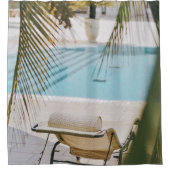 スイミングプールの横の茶色と黒の肘掛け椅子 シャワーカーテン (正面)