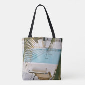 スイミングプールの横の茶色と黒の肘掛け椅子 トートバッグ (裏面)