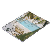 スイミングプールの横の茶色と黒の肘掛け椅子 ノートブック (左側)