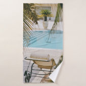 スイミングプールの横の茶色と黒の肘掛け椅子 バスタオル (バスタオル)