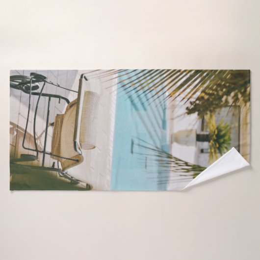 スイミングプールの横の茶色と黒の肘掛け椅子 バスタオル (バスタオル)