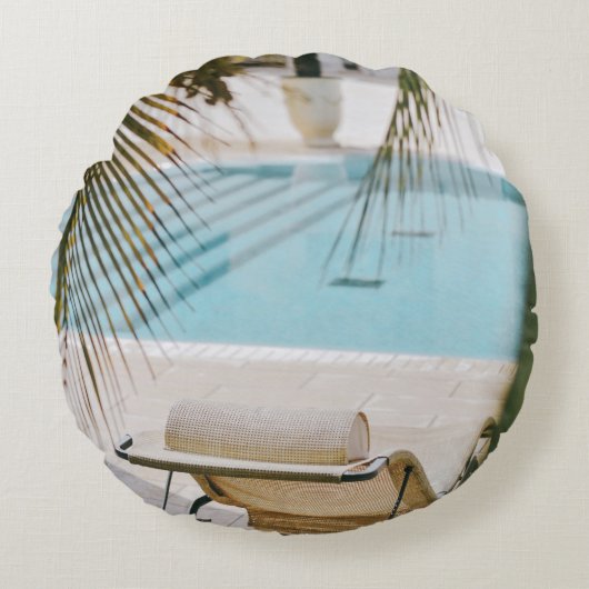 スイミングプールの横の茶色と黒の肘掛け椅子 ラウンドクッション (正面)