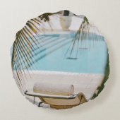 スイミングプールの横の茶色と黒の肘掛け椅子 ラウンドクッション (裏面)