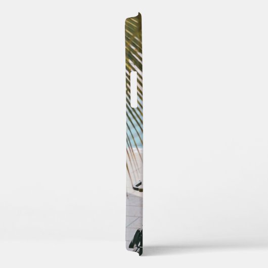 スイミングプールの横の茶色と黒の肘掛け椅子 Case-Mate iPhoneケース (裏面 / 右)