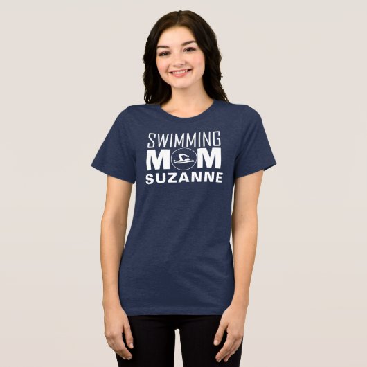 スイミングママパーソナライズされたスイムチームの親 トライブレンドＴシャツ (正面全面)