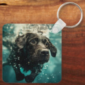 スイミングラブラドール子犬の水中デザイン キーホルダー (裏面)