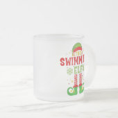 スイミング小妖精や小人ファミリーマッチンググループクリスマスパーティー フロストグラスマグカップ (正面右)