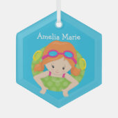 スイムチームレッドヘッドガールキュートパーソナライズされた泳ぐ人 ガラスオーナメント (正面)