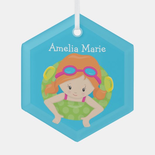 スイムチームレッドヘッドガールキュートパーソナライズされた泳ぐ人 ガラスオーナメント (正面)