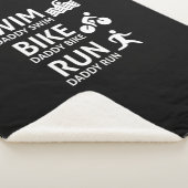 スイムバイ走クダディ – トライおもしろいアスロンパパTシャツ シェルパブランケット (3/4)