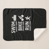 スイムバイ走クダディ – トライおもしろいアスロンパパTシャツ シェルパブランケット (正面(横))