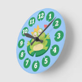 スイレンの浮いている葉のきらめくな目を持つかわいいのカエル ラウンド壁時計 (傾斜)