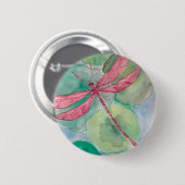 スイレンの浮いている葉を持つピンクのトンボ 缶バッジ (正面&裏面)