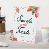 スイーツとお菓子の看板 | イチゴの赤ちゃんシャワー 台座サイン (インサイチュ)