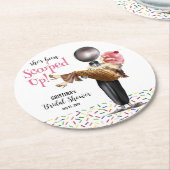 スイートなサプライズ ストロベリー アイスクリーム ブライダル シャワー ラウンドペーパーコースター (アングル)