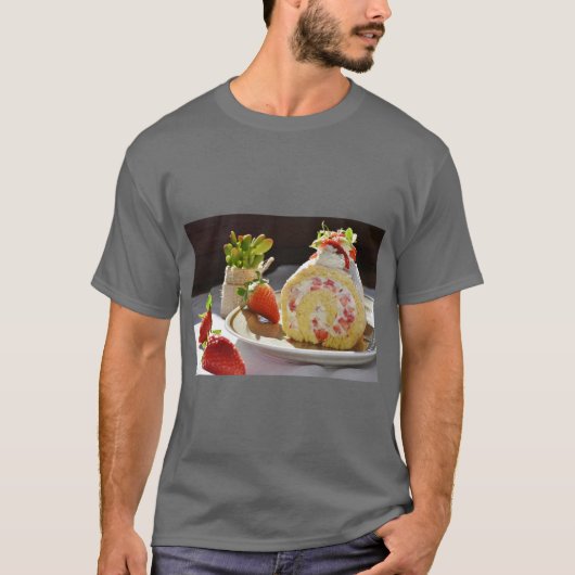 スイートストロベリーロールTシャツ Tシャツ (正面)