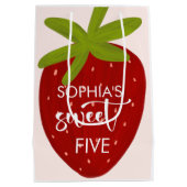 スイートストロベリー子供の誕生日 ミディアムペーパーバッグ (裏面)