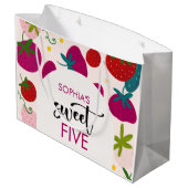 スイートストロベリー子供の誕生日 ラージペーパーバッグ (裏面アングル)