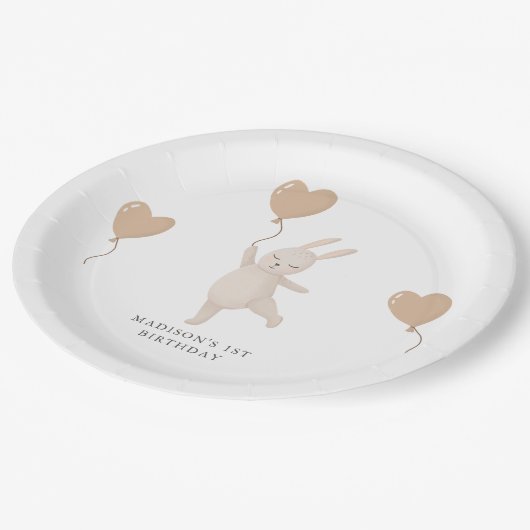 スイートバニーとハートバルーンファースト誕生日 ペーパープレート (アングル)