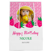 スイートピンクかわいいストロベリーガールフォト誕生日 ミディアムペーパーバッグ (裏面)