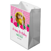 スイートピンクかわいいストロベリーガールフォト誕生日 ミディアムペーパーバッグ (裏面アングル)