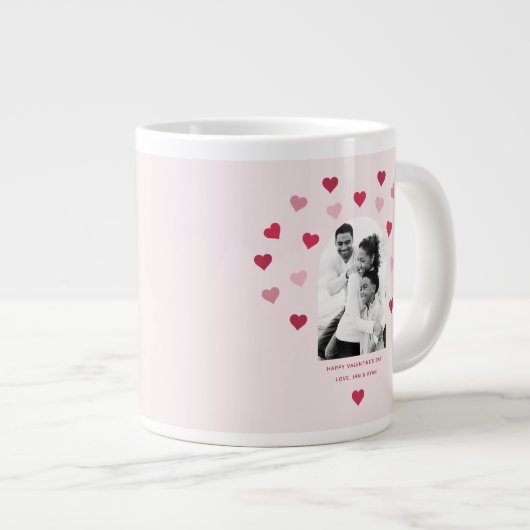 スイートピンクと赤いハートパターン(の模様が)ある写真バレンタイン ジャンボコーヒーマグカップ (正面右)