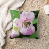 スイートピーの花から現れるミツバチ クッション (ブランケット)