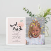 スイートピーチのキュートな女の子の写真の誕生日 招待状 (スタンド正面)