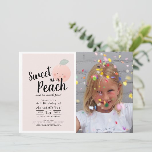 スイートピーチのキュートな女の子の写真の誕生日 招待状 (スタンド正面)