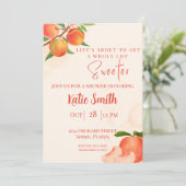 スイートピーチベイビーシャワー招待状 – 遊び心あふれるピーチ 招待状 (スタンド正面)