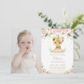 スイートライオンクブ赤面ピンクフローラ誕生日写真 招待状 (スタンド正面)