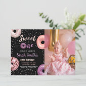 スイートワンブラックフォトドーナツ誕生日招待状 招待状 (スタンド正面)